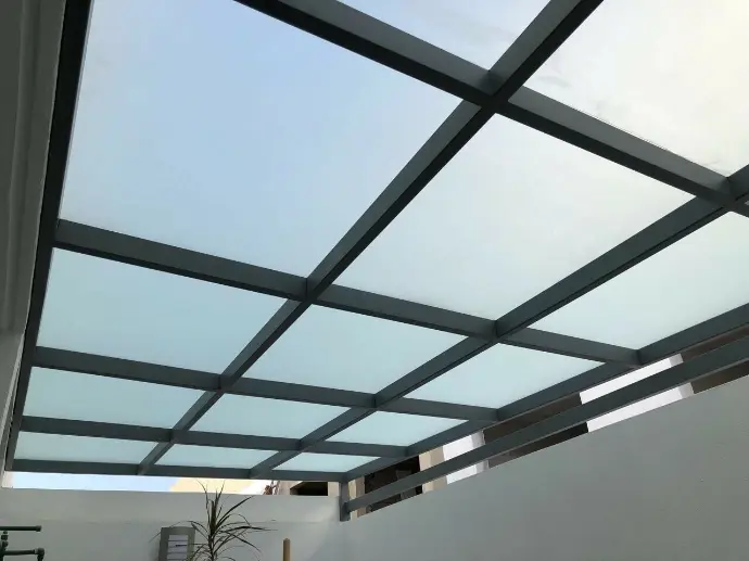 Pérgola de aluminio con policarbonato instalada en patio en Barranquilla