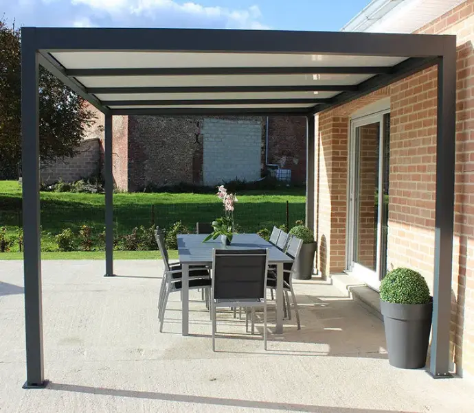 Pérgola de aluminio con policarbonato instalada en terraza en Barranquilla